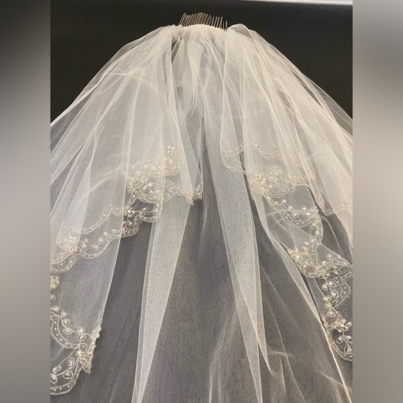 Davids Bridal fine netting veil w/ delicate beading flower details scalloped hem - Picture 5 of 6